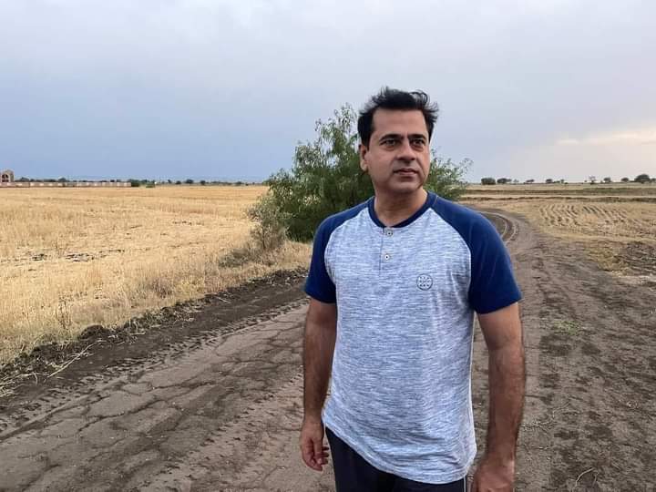 SamadKhoso9's tweet photo. بندوق والے ڈرگئے ایک قلم کار سے

رہاکرو عمران ریاض خان کو رہا کرو
#PakistanUnderFascism #WeStandWithImranRiaz https://t.co/fgJo5kw2dg