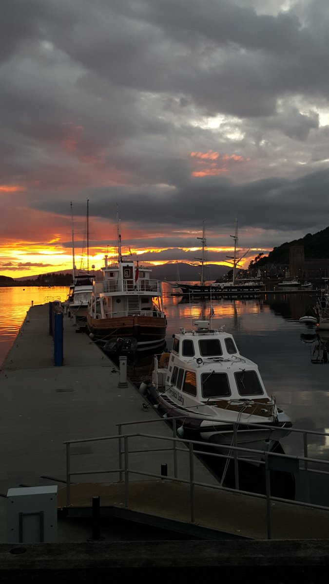 Baysidepanda's tweet photo. When we have a #sunset in #oban
It's normally the best possible, this one taken last week with #tallship #TSRoyalist at the North Pier Pontoons. https://t.co/fmdfKjTi99