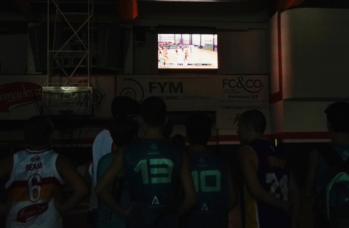 5secondsbasket's tweet photo. 📹Antes de comenzar con los entrenamientos, nuestros chicos y chicas del #campus5seconds realizan una sesión de vídeo🧡🖤

🌍#Universo5seconds https://t.co/ypvG4uW4hy
