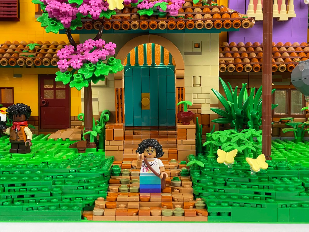 bartsbrickworks's tweet photo. Casa Madrigal and the magical Madrigal family. #encanto #lego #disney #legoencanto #brickrodeo #afol #legodesign #customminifigure #customminifig #customminifigures #customminifigs #legoarchitecture #customlego https://t.co/9p4vF0Qk8y