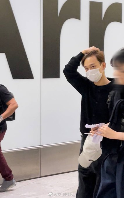 chen_indonesia's tweet photo. [PHOTO UPDATE] 
22.07.08 #CHEN di bandara Heathrow, UK✈🇬🇧

Cr: 苏泊没有尔_ (weibo)
#CHENinLondon #HallyuPopFest 
#HPFLondon2022 https://t.co/C6d8BjSPw3