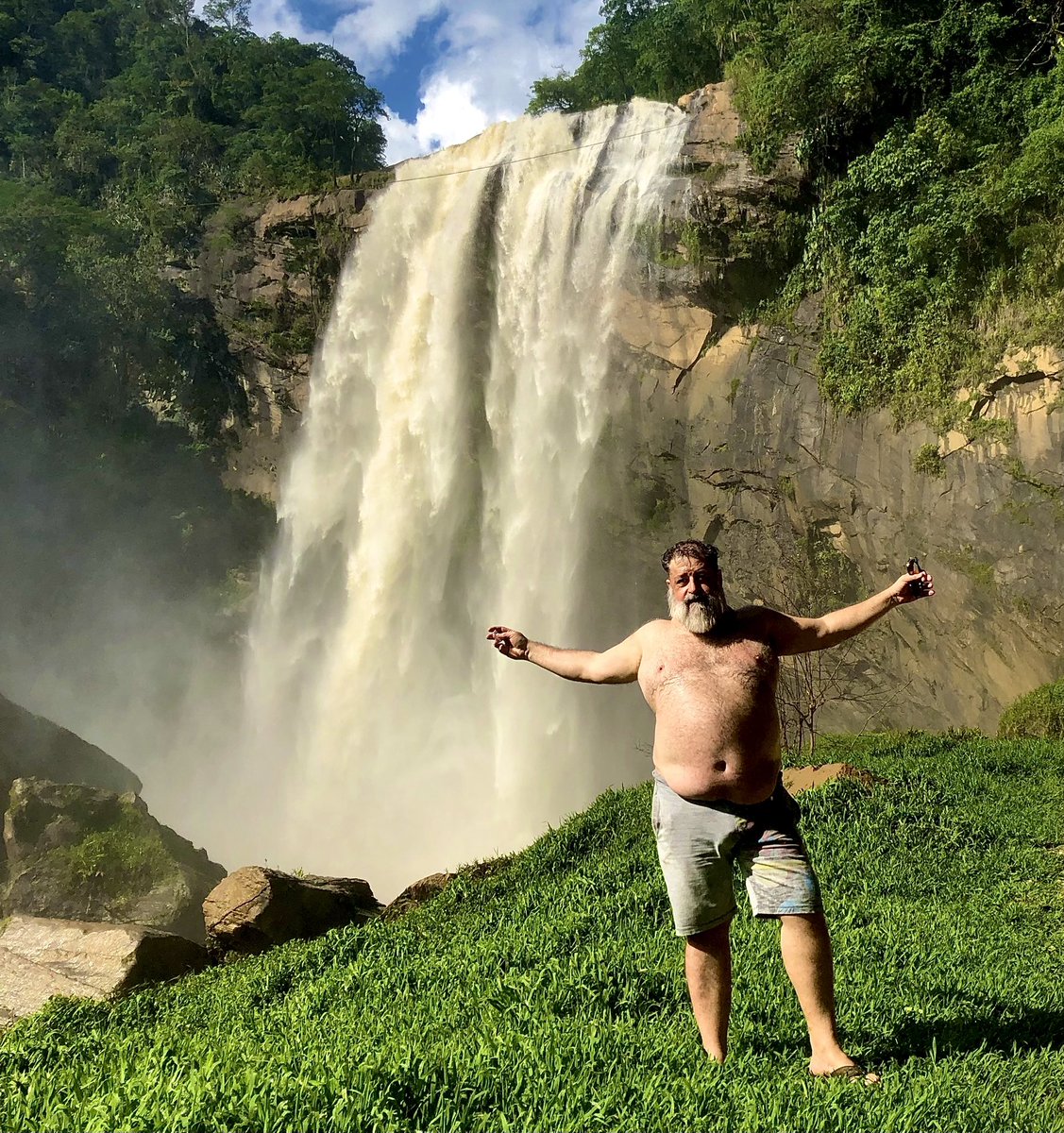 PepinhoEu's tweet photo. Tbt cachoeira Alta! #bear #urso #cachoeira #natureza #daddybear https://t.co/Rr0pnK9YcU