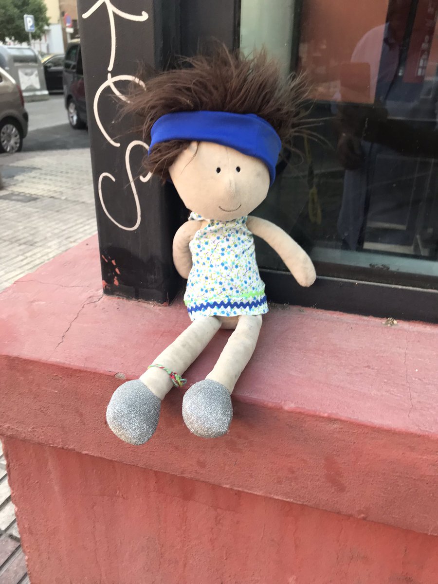 janepov's tweet photo. Esta muñeca estaba en el suelo en la acera de la Ronda a la altura del cruce de la av. de Miraflores y la calle Aceituno, en la acera del 100 Montaitos. Supongo q se le habrá caído a alguna niña o niño. (Hoy es 07/07/2022) #Sevilla #SevillaHoy cc @EspacioColombre @EmergenciasSev https://t.co/dKaNSq8jCQ