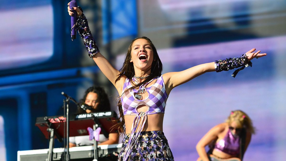 YoMelodyApp's tweet photo. Natalie Imbruglia Passes The ‘Torn’ Torch To Olivia Rodrigo In Surprise Duet https://t.co/XB6eo4tCQd https://t.co/M6Luw76fb6