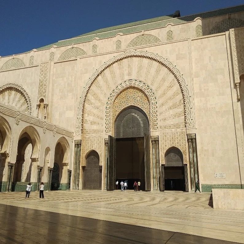 Mezquita Hassan II 
Majestuosa, grandiosa e imponente. 
Construida sobre el Océano Atlántico 🌊
Su mayor belleza reside en su interior.
Es la única Mezquita en activo de Marruecos que está abierta para ser visitada por viajeras/os no musulmanes.
#Marruecos #casablanca