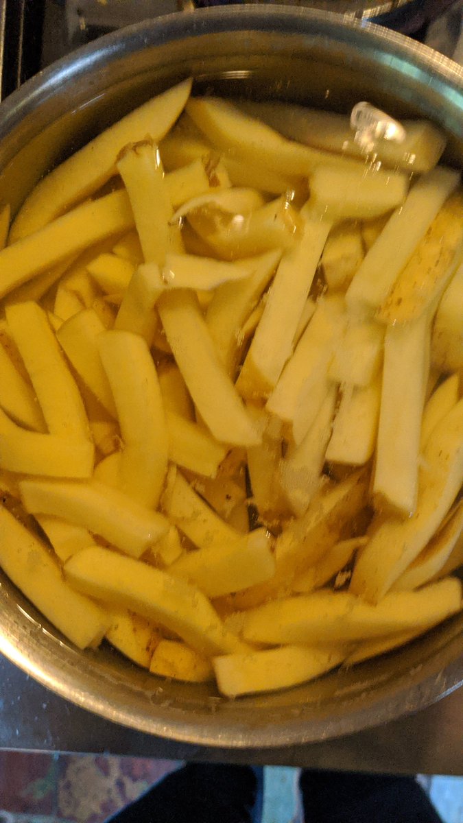 smeerlingantiek's tweet photo. Zelf friet maken nieuwe aardappelen biologisch geteeld.
#Frieslander.
Heerlijk hè
Eigen tuin is goud waard.
En nooit geen lege schappen π https://t.co/8IpeDr9nP5