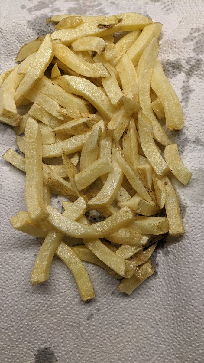 smeerlingantiek's tweet photo. Zelf friet maken nieuwe aardappelen biologisch geteeld.
#Frieslander.
Heerlijk hè
Eigen tuin is goud waard.
En nooit geen lege schappen π https://t.co/8IpeDr9nP5