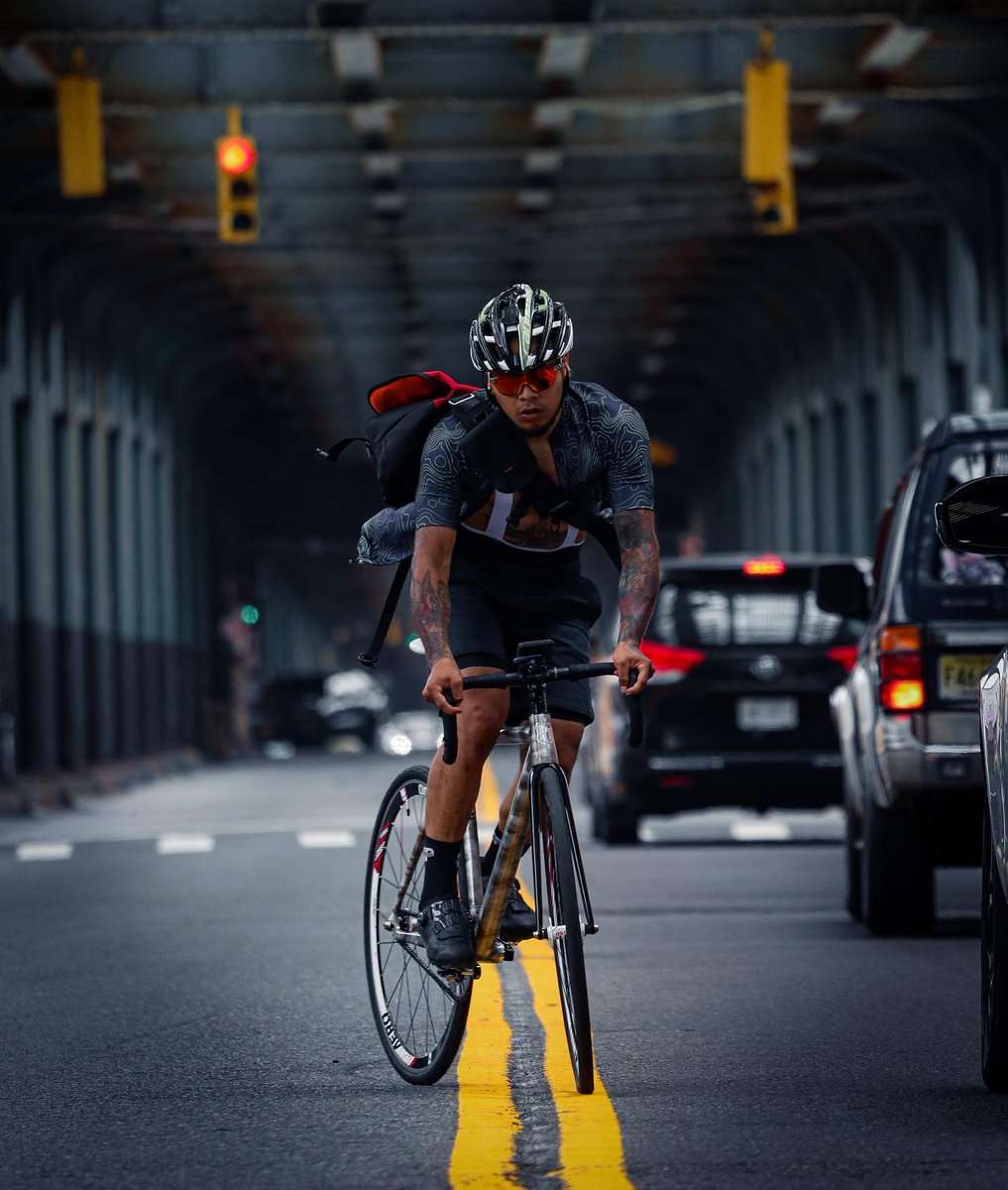 bk_fixedgear's tweet photo. Ride in control and wear a safety helmet all the time. 🤔Thoughts? Rate this 1-10 in the comments. Tag a friend who should see this! Follow @sammpicnyc for more. Thanks for the Tag! 🤝 #fixie https://t.co/O22Z0lHKQP