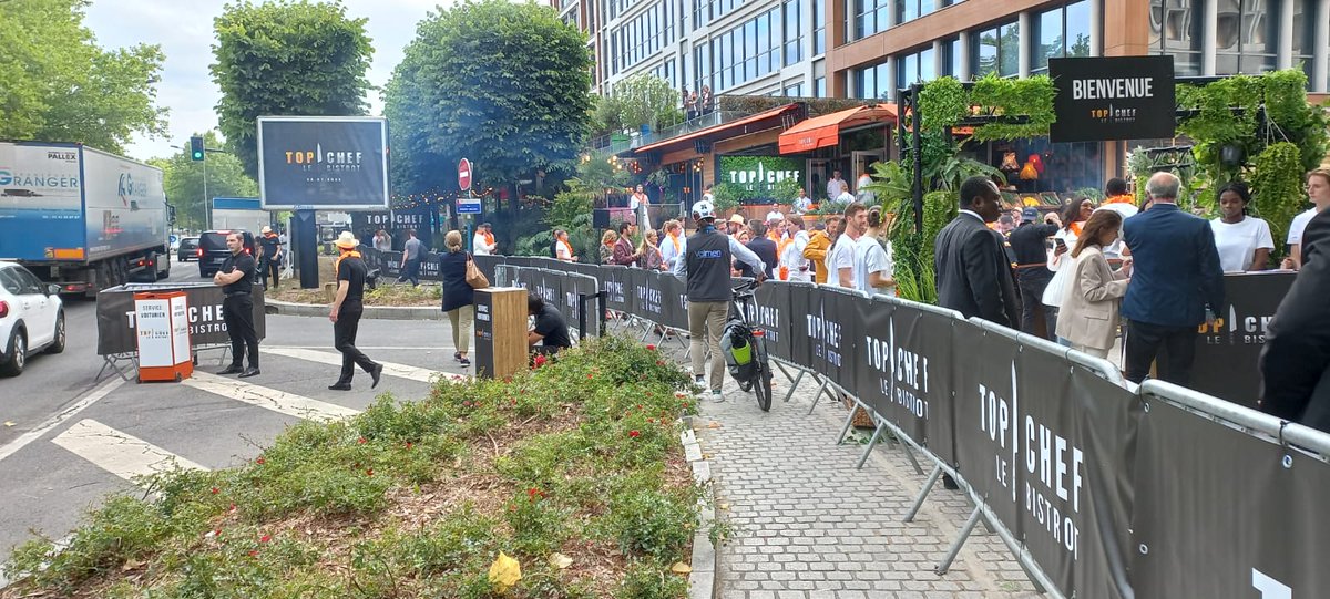 Arrivée de #topcheflebistrot #macaille <a href="/NorbertTarayre/">Norbert Tarayre</a>  à <a href="/villedesuresnes/">Ville de Suresnes</a>. 
Nous ne sommes vraiment pas fans de cette appropriation de l'aménagement cyclable le long de la #RD7 .