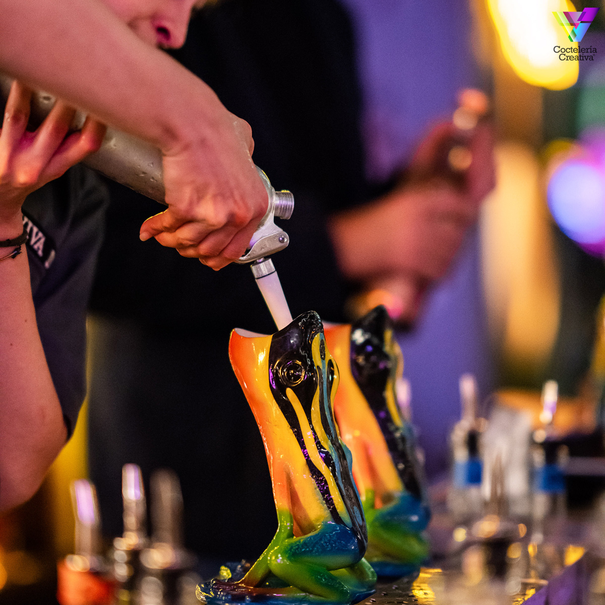 CreativeBar's tweet photo. 💥#SalmonGuru del barman argentino @DiegoCabreraBar, acaba de abrir sus puertas en #Dubái. Más info🤯: https://t.co/GKxLsjMGqp #GuruLab #vivamadrid #Mixology #coctelería #Barman https://t.co/GXSEGGaqUC