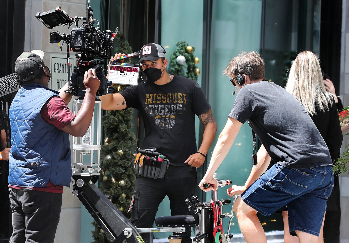 tonysunphoto's tweet photo. Christmas #movie being made on Queen Street in #Ottawa Thursday.#SecondChanceChristmas #RogerBobb @OttawaCitizen https://t.co/U7CxJKkoLz