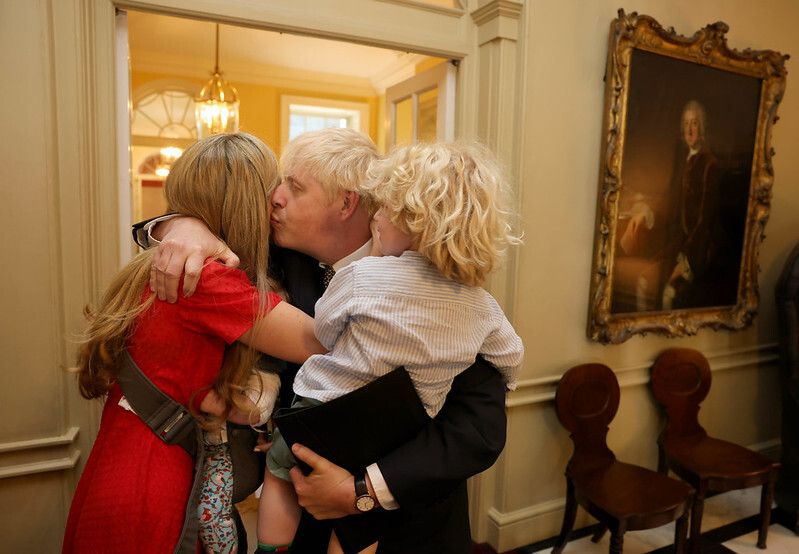 ITVNewsPolitics's tweet photo. Number 10 has released images of @BorisJohnson being "comforted" by his wife Carrie and their two children after his resignation speech outside Downing Street earlier today https://t.co/mn6JfG1ogV https://t.co/tCIyIojRTl