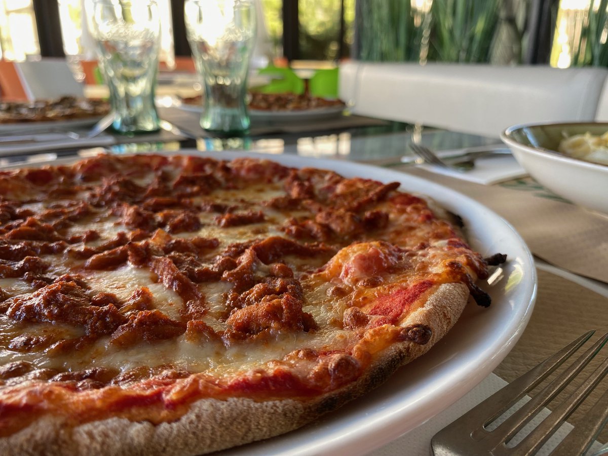 pizzajardin's tweet photo. Pizza Tres Cerditos... Una deliciosa masa con tomate, mozzarella, salchichas, jamón de york y bacon que te harán tener en cuenta que debes esforzarte si no quieres que el lobo derribe tu casa. 🥰

https://t.co/OJRhLxaGq2

#madrid #madridfood #pizzalover #pizza #pizzadelivery https://t.co/4OQxS1lqZx