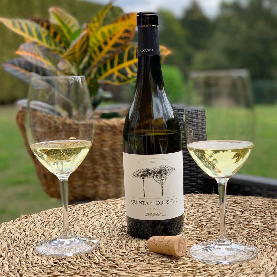 👁lemon yellow

👃🏽floral with subtle aromas of aromatic herbs &amp; mineral notes

👅Fresh, balanced, fruity, the palate is creamy, intense, &amp; long with an elegant finish

📸 <a href="/quintacouselo/">Quinta Couselo</a> 

#wine #whitewine #spanishwine #albarino #albariño #sommelier #advinturewines #advinture