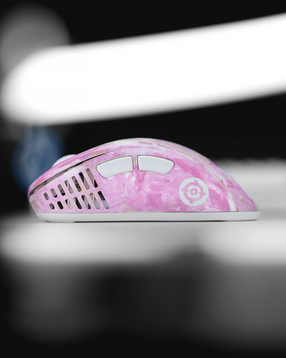 Giveaway time 🎁 
I was supposed to wait 'til tomorrow, but I can't. 

We are giving three Xlite V2s custom-designed by <a href="/leonardodamouse/">LeonardoDaMouse</a> through his insane skills! 

⛔To participate: ⛔
- Like this post
- Retweet this post
- Tag a friend

Picking three lucky winners on Monday!