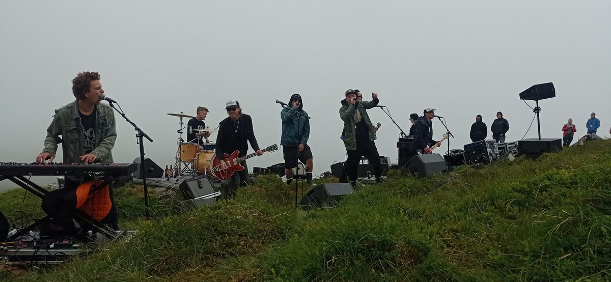 Endelig, jeg presenterer: Dirty Oppland i myr og gummistøvler, 750 moh! 😱 Vanvittig bra konsert på #Tysnes sitt høyeste fjell. Og moro! Takk, <a href="/Jaa9hmpf/">Jaa9</a> <a href="/onklp/">onklp</a> og slekta 💪❤️ #tysnesfest