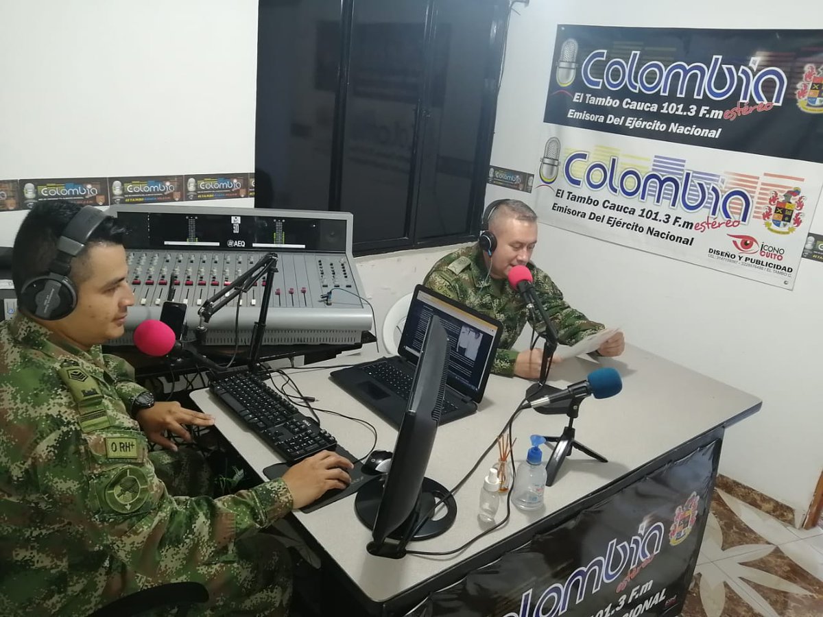 emisoraejercito's tweet photo. El sargento viceprimero William Beltrán del #BADRA11 dio a conocer a los oyentes de la emisora los principios y valores como creencias, normas que orientan y regulan la vida en la familia, para que los niños tengan una sociedad con respeto y responsabilidad 👨👩👧👦 💚 https://t.co/kIF6epmTeC