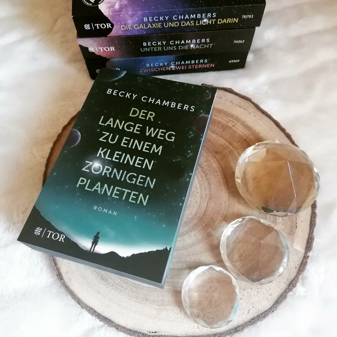 Letanna_Astrid's tweet photo. Ich habe so viel Gutes über diese Reihe gehört, deshalb habe ich mir die ganze Reihe bei der Bücherbüchse gekauft. Jetzt lese ich Teil 1

#currentlyreading #fischertorverlag #fischertor #beckychambers #derlangewegzueinemkleinenzornigenplaneten #thelongwaytoasmallangryplanet https://t.co/Vhu2FswQ6M