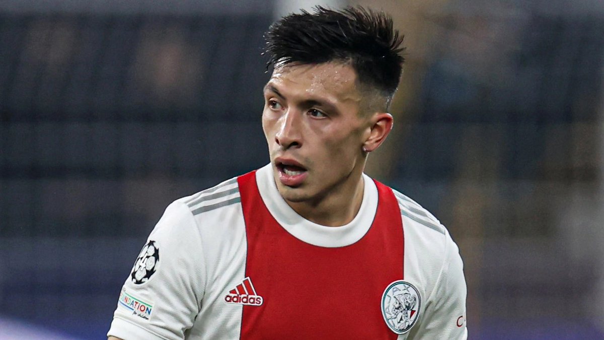 AlbicelesteTalk's tweet photo. 🚨 JUST IN: Lisandro Martinez has chosen a team between Manchester United and Arsenal! — @gastonedul will say on @TyCSports shortly tonight. ⏳ https://t.co/BMavxI14gP