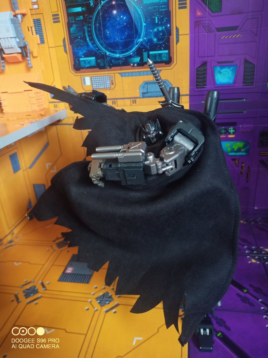 Kureigu8's tweet photo. With the announcement of a shattered glass recolour from @skiing_penguin for @TFconTweets I thought I'd get Nox off the shelf for some poses. #Transformers #MasterMindCreations #MMC #Reformatted #Nox #NemesisPrime https://t.co/YcAtfNwv2c