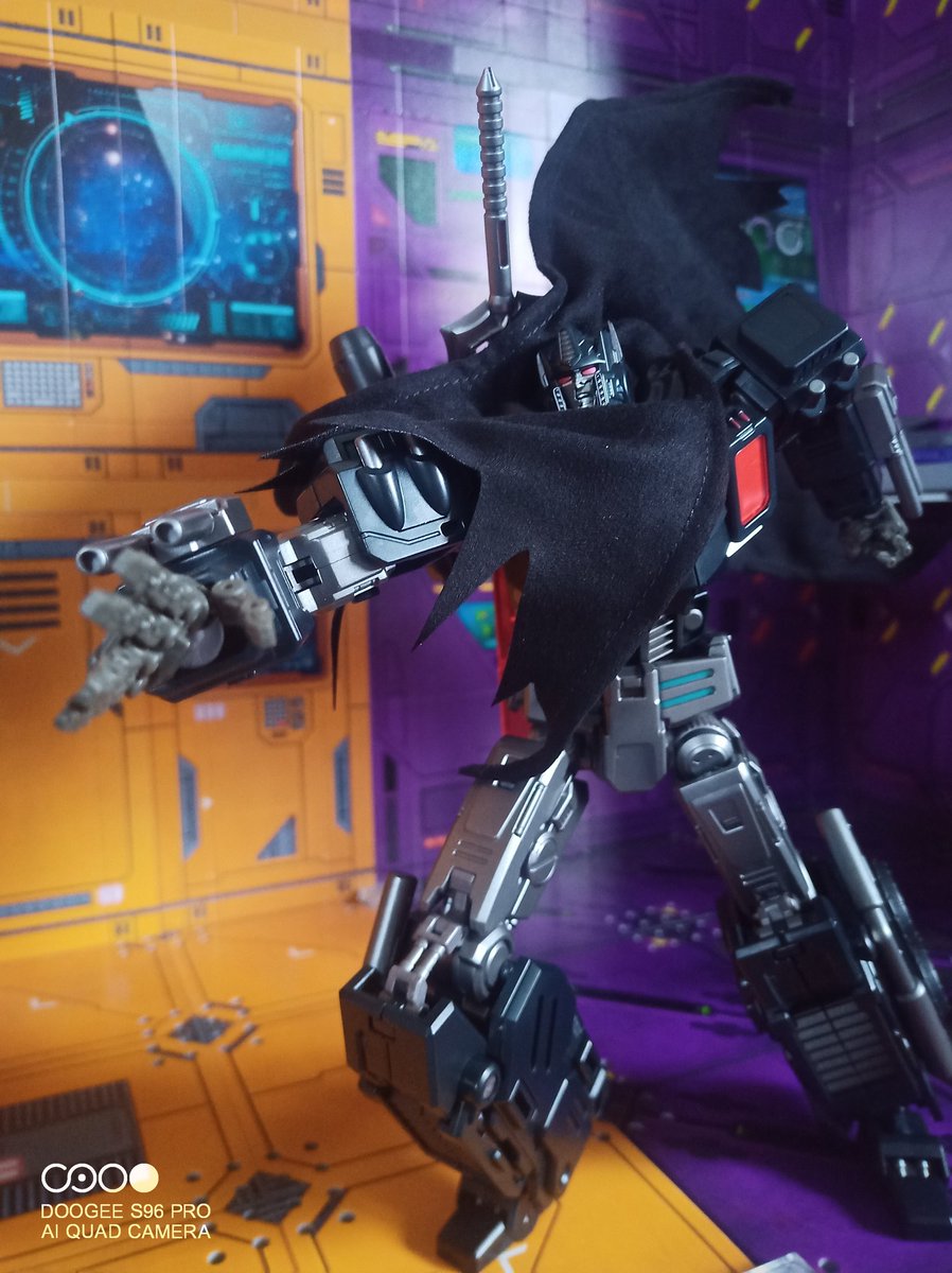 Kureigu8's tweet photo. With the announcement of a shattered glass recolour from @skiing_penguin for @TFconTweets I thought I'd get Nox off the shelf for some poses. #Transformers #MasterMindCreations #MMC #Reformatted #Nox #NemesisPrime https://t.co/YcAtfNwv2c