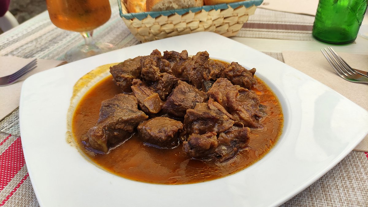 decuina's tweet photo. Avui a La Fonda de @pepnogue a @CatalunyaRadio he recomanat un restaurant de muntanya que em te el cor robat: La Cantina (Planoles, el Ripollés)
Audio a partir del min 4:25 seg.
https://t.co/bCUNAP73Us

Estofat de cèrvol, lletons encebats, tripa amb capipota... #estoesamort https://t.co/pUdSfnKmLE