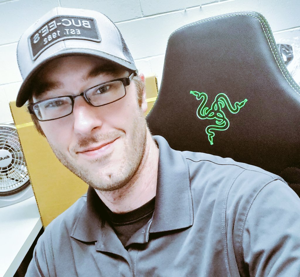 Sikpanzer's tweet photo. Office chair upgrade complete.
Thanks @Razer for making my back not hurt 24/7 while I'm at work!
#RazerIskur #GamersAtWork https://t.co/Ff1eARJrnr