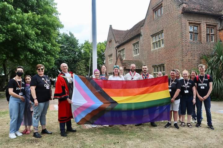 scoutprideeofe's tweet photo. 2 members from the ASU went to represent Scout Pride Essex and @essexscouts at the @SouthendCityC Pride Flag raising with the Mayor of Southend. 

This is to signal the start of @Southend_Pride week 

🏳️‍🌈🏳️‍🌈🏳️‍🌈🏳️‍🌈

#LGBTQ+ #Pride #Scouting4All #SkillsForLife https://t.co/Ab8iiwJKeU