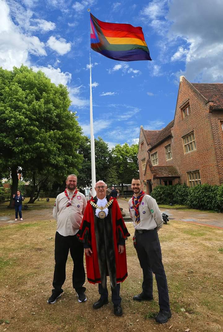 scoutprideeofe's tweet photo. 2 members from the ASU went to represent Scout Pride Essex and @essexscouts at the @SouthendCityC Pride Flag raising with the Mayor of Southend. 

This is to signal the start of @Southend_Pride week 

🏳️‍🌈🏳️‍🌈🏳️‍🌈🏳️‍🌈

#LGBTQ+ #Pride #Scouting4All #SkillsForLife https://t.co/Ab8iiwJKeU