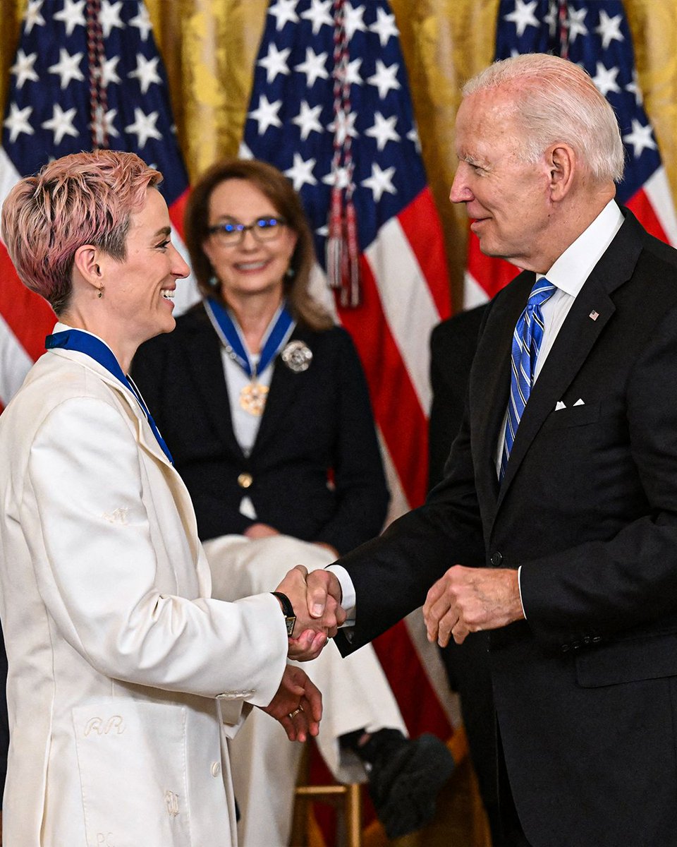 brfootball's tweet photo. Megan Rapinoe receives the Presidential Medal of Freedom, the highest civilian honor in the U.S., for her work in advocating for gender pay equality, racial justice and LGBTQI+ rights 🏅 https://t.co/wPMkGYaf4c