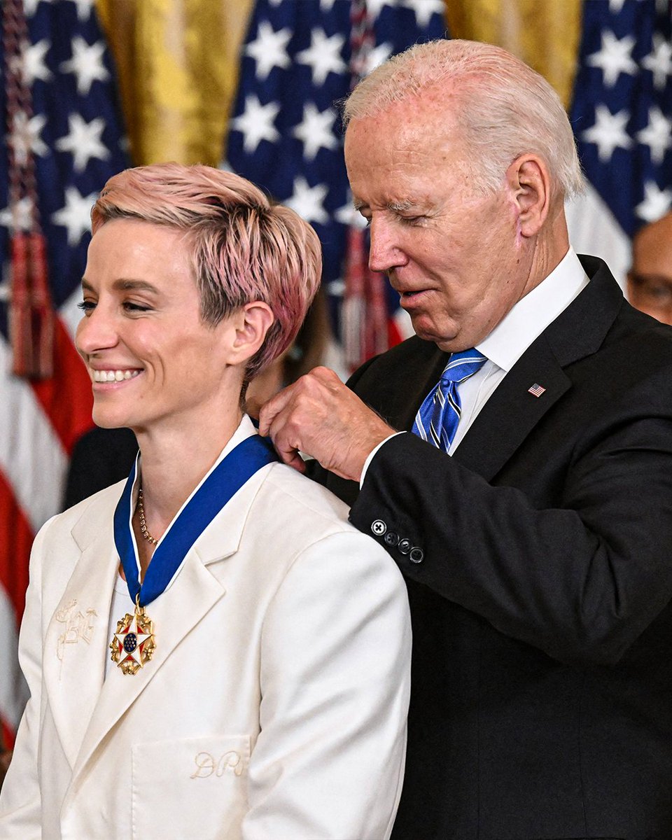 brfootball's tweet photo. Megan Rapinoe receives the Presidential Medal of Freedom, the highest civilian honor in the U.S., for her work in advocating for gender pay equality, racial justice and LGBTQI+ rights 🏅 https://t.co/wPMkGYaf4c