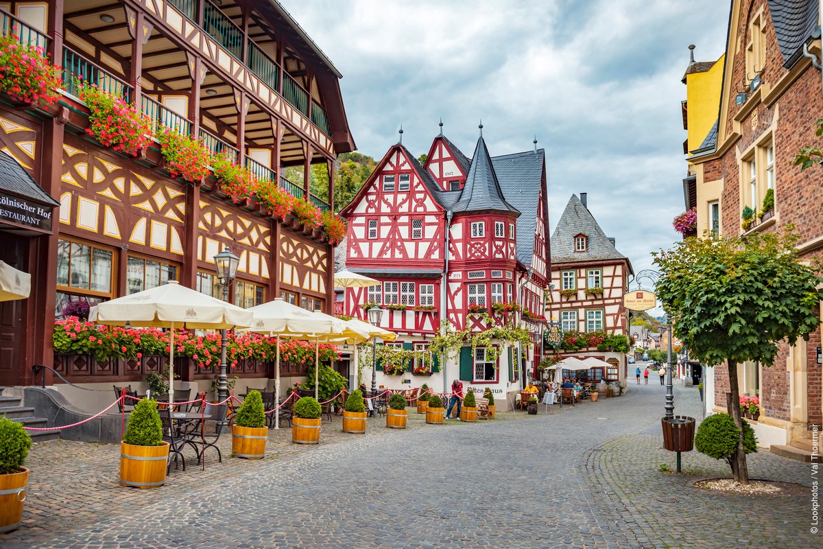GermanyTourism's tweet image. Bacharach in Rhineland-Palatinate enchants visitors with its unique craftmanship, vineyards and lovingly decorated houses. The old town is so charming that cozy summer nights are especially wonderful to enjoy! 🔅😎