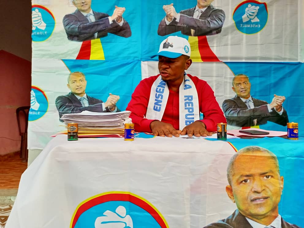 Kilosho03's tweet photo. @Ensemble_MK
#KINSHASA
#MONT-NGAFULA

L'intraitable fédéral Jean Paul #Mukandi a présidé une réunion technique avec quelques responsables des sections dans l'optique de préparer la grande série de sensibilisation sur terrain de porte à porte.

@gratieniracan @OlivierKamitatu https://t.co/SYmyclP5qJ