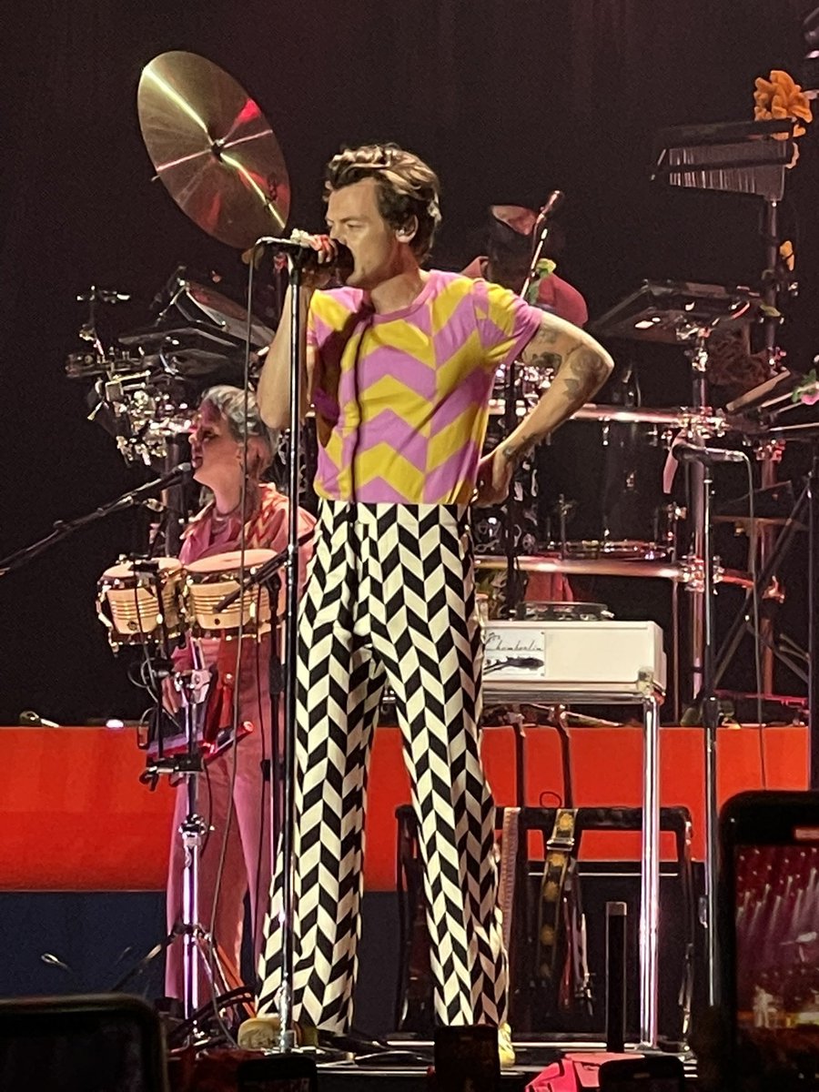 bestharrysbr's tweet photo. Harry no palco hoje em Antwerp. 

via @hhardliquor https://t.co/E3MDsfp4lA