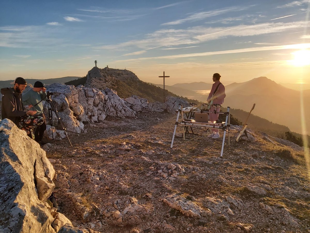 Here are some more pics from the Sound &amp; Colors video live session ☀️

All up in the sunrise you can have some great images, especially with a crew like mine 💙 

Link : superdream.lnk.to/soundcolors/yo…