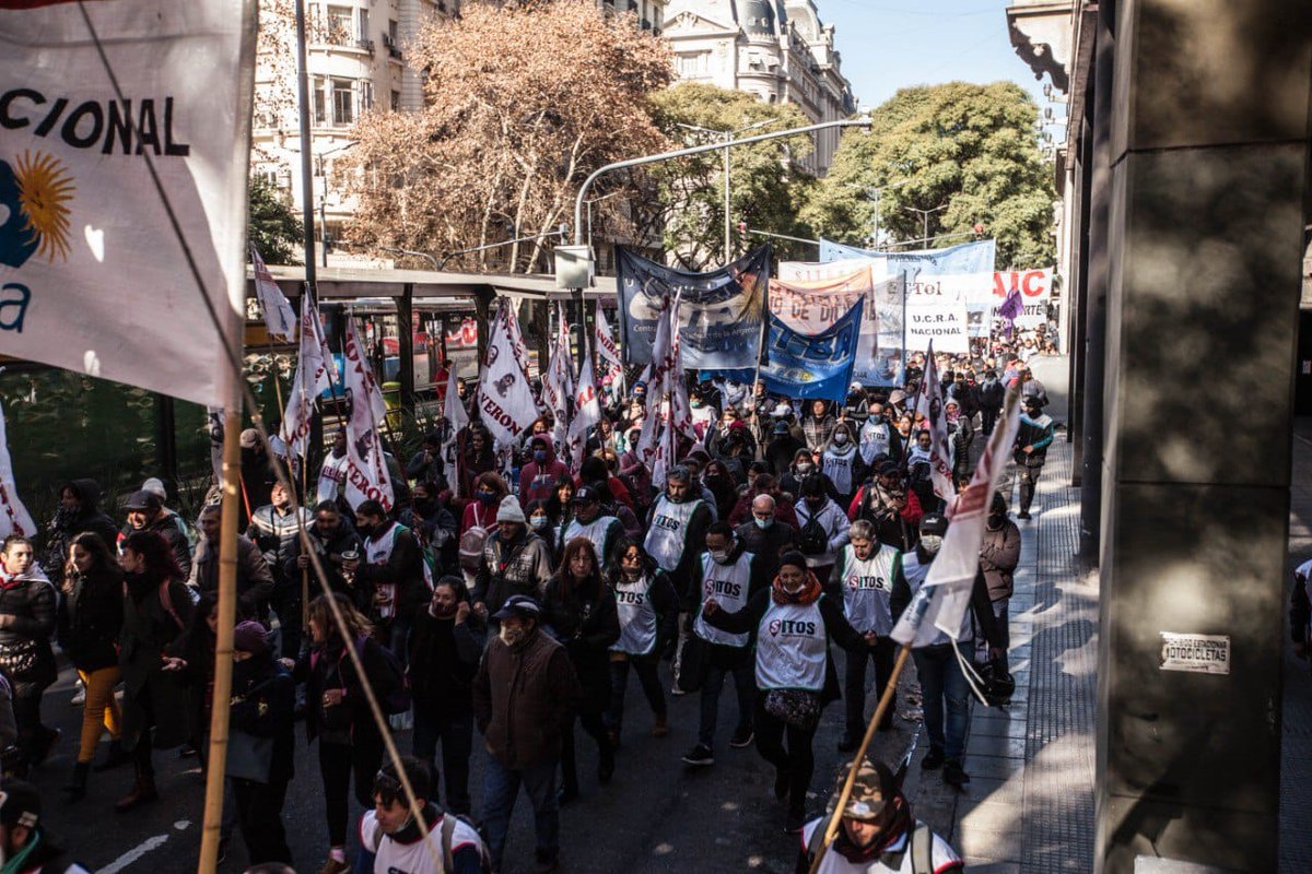 Hoy acompañamos a las organizaciones simplemente inscriptas de la CTA al Ministerio de Trabajo para terminar con los aprietes de los patrones y las concesiones del ministerio que quieren impedir la libre organización democrática de las y los trabajadores.