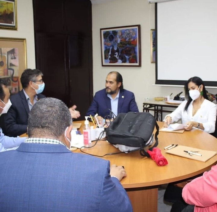 SPIApanama's tweet photo. La @SPIApanama y la Comisión de Capítulo Estudiantil  se reunieron con el Arq. Lizandro Castrellón, decano de la Facultad de Arquitectura y Diseño de la Universidad de Panamá @UNIVERSIDAD_PMA con el objetivo de estrechar lazos entre ambos grupos. https://t.co/qdTirZi0an