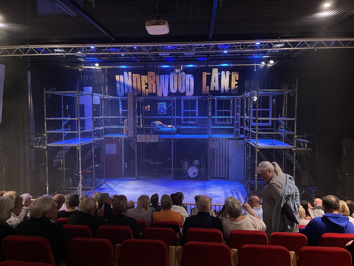 LinzSwann's tweet photo. #UnderwoodLane #JohnByrne fantastic show so far, and a cast that can do everything! Brilliant! #OneRen https://t.co/d4ay4nzF5z