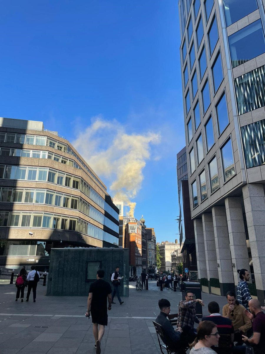 LondonFire's tweet image. Twelve fire engines and around 80 firefighters are tackling a fire at a restaurant on Monument Street in #TheCity The ducting is alight. (Photos from earlier in incident) london-fire.gov.uk/incidents/2022…