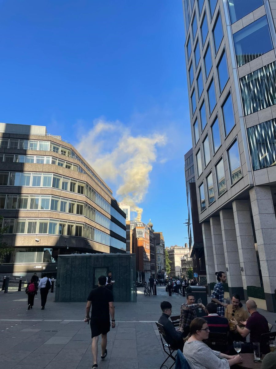 LondonFire's tweet image. Twelve fire engines and around 80 firefighters are tackling a fire at a restaurant on Monument Street in #TheCity The ducting is alight. (Photos from earlier in incident) london-fire.gov.uk/incidents/2022…