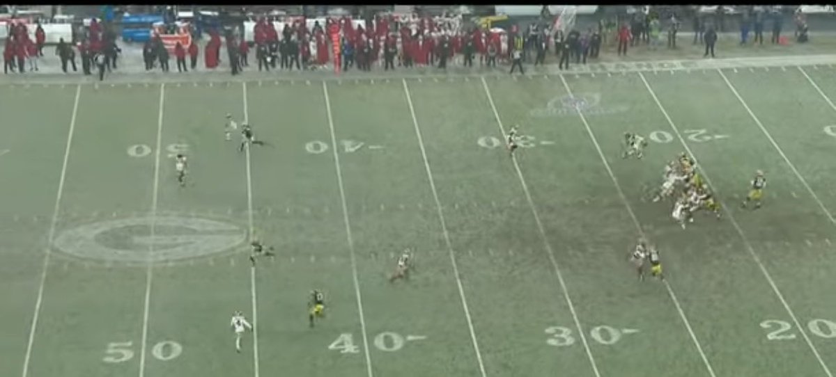 huntclark3's tweet photo. @Brock_rice99 @Jxn2333 @Kcope80 @IKE_Packers you goofy bruv. barely any pressure, ball not cocked back to throw yet, Lazard still wide open across middle. https://t.co/c1Bw1wNHDe