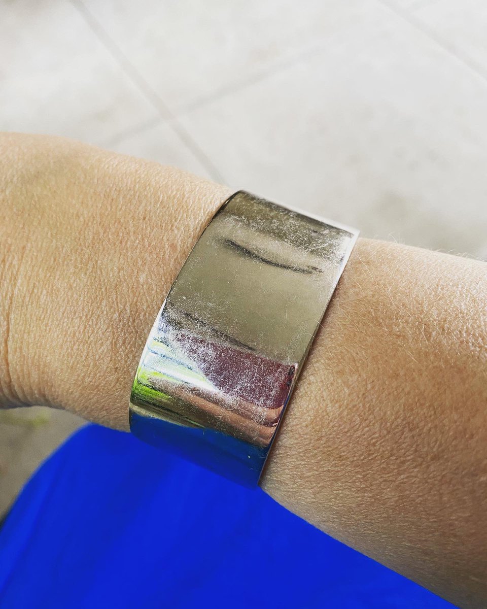 lhskarka's tweet photo. Today’s #jewelryaesthetic somehow manages to look sleek & modern while being entirely retro #80sfashion 🤷♀️ #workingfromwork #lfk
Feel the power of the crystal! THWACK! https://t.co/lLOZbACEoQ