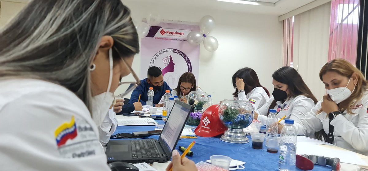 📌 #Ahora | Movimiento Nacional de Mujeres Petroquímicas revisa normativa de su documento fundacional. 

#VenezuelaDePaz
#Pequiven
#YoAmoLaPetroquímica 
@TellecheaRuiz
@elguerrero9523 
@PrensaPequiven