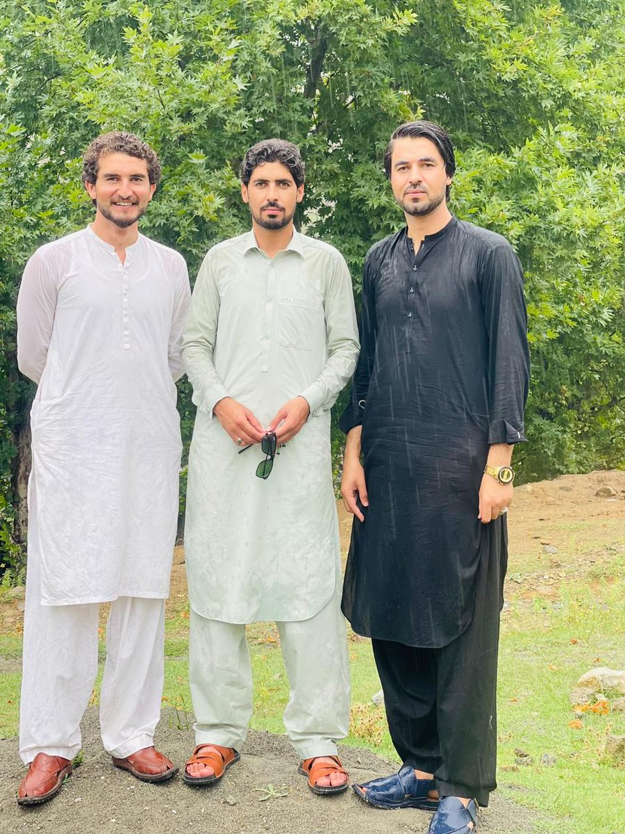 بھیگے رستوں میں تیرے ساتھ ٹہلنا تھا مجھے

ایسے موسم میں بھلا چھوڑ کے جاتا ہے کوئی
خپل وطن ❤️
Buddies