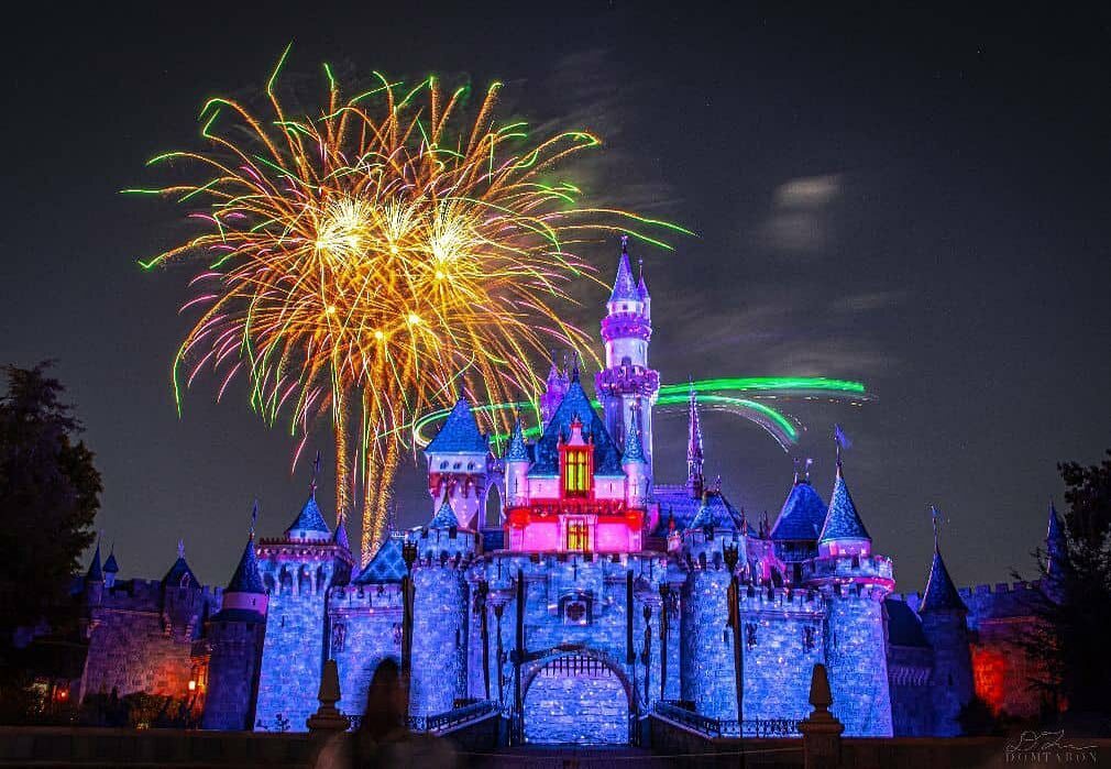 MouseWait's tweet photo. “captured Tinkerbell in action from this long exposure shot. Her light trail made this shot more fun and interesting.”- SorcererD91 (pc SorcererD91) #mousewait #disneyland #anaheim #fireworks #castle #tink https://t.co/11hR4rl9js https://t.co/IEWoolAhHy