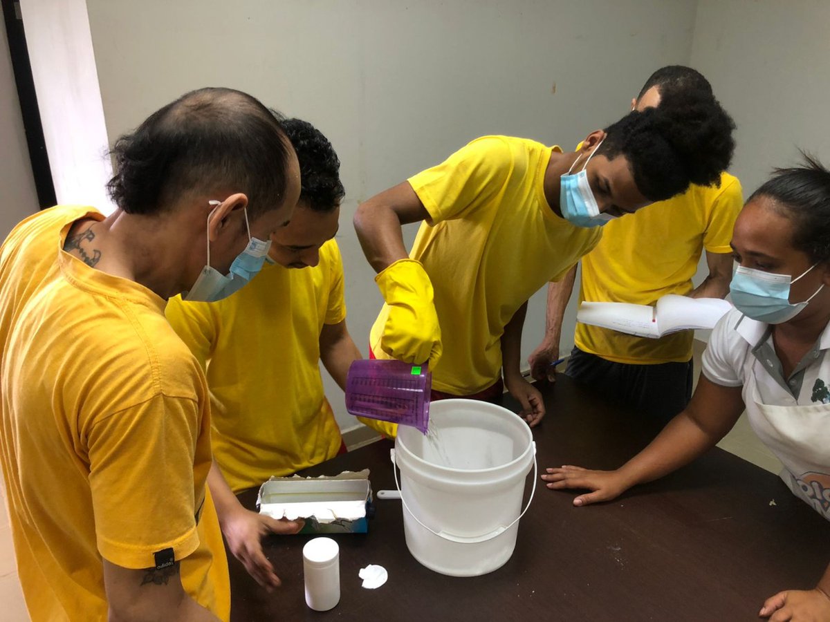 PenitenciarioPA's tweet photo. #Chiriquí | Privados de libertad del centro penitenciario Chiriquí aprenden a elaborar jabones a base de aceite de cocina usado, clases dictadas por @Opava_osfl para promover la conservación del ambiente y brindar herramientas de emprendimiento a la población en reclusión. https://t.co/VHwTjm0tMo