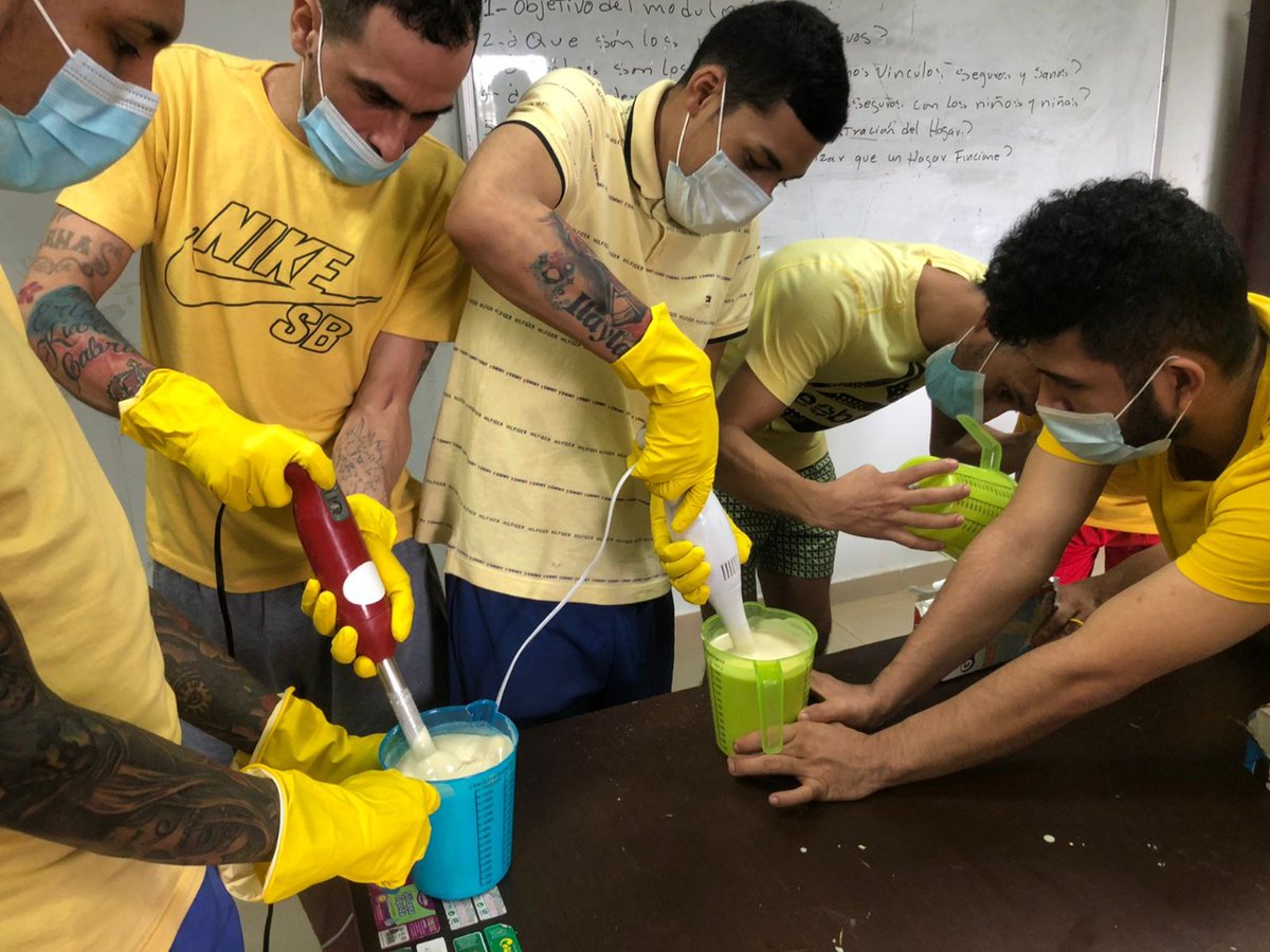 PenitenciarioPA's tweet photo. #Chiriquí | Privados de libertad del centro penitenciario Chiriquí aprenden a elaborar jabones a base de aceite de cocina usado, clases dictadas por @Opava_osfl para promover la conservación del ambiente y brindar herramientas de emprendimiento a la población en reclusión. https://t.co/VHwTjm0tMo