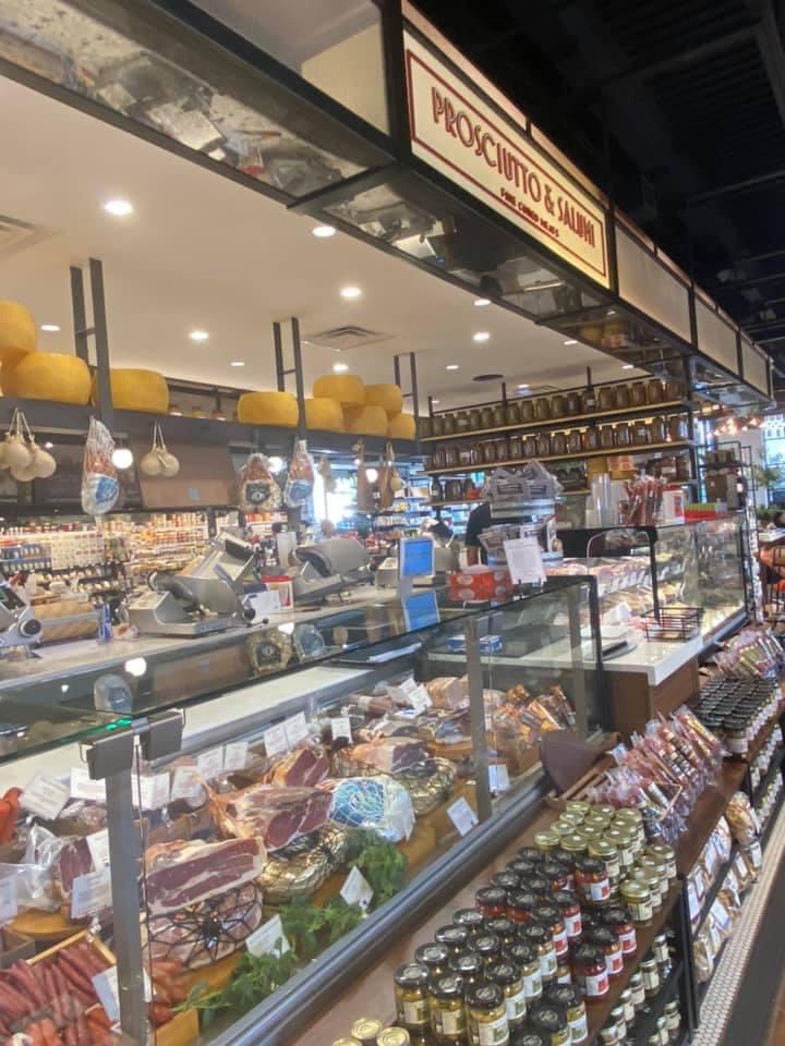 thdShannon's tweet photo. #Fromaggi #Fromage #PrettyCheese #FondueShopping 🧀🫒🥖 https://t.co/lkNVzXinVH