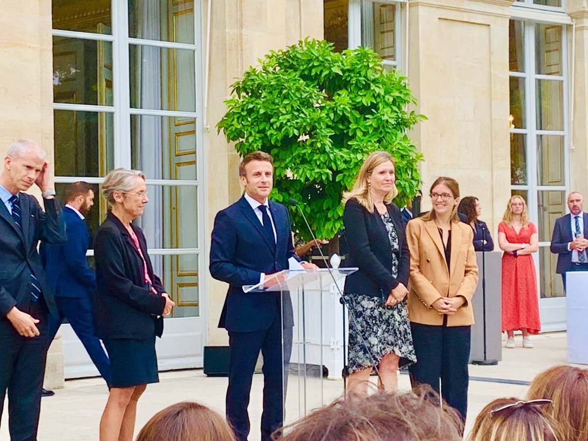 MarleneSchiappa's tweet photo. Avec le Président de la République @EmmanuelMacron et le gouvernement à l’Elysée pour recevoir les députés de la majorité. Heureuse de vous retrouver et de féliciter les nouveaux élus. Ensemble au travail au service du pays ! https://t.co/8byT6sJ987