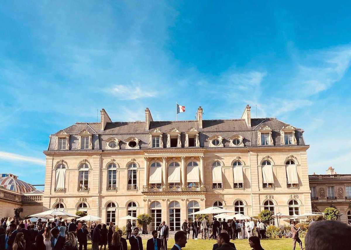 MarleneSchiappa's tweet photo. Avec le Président de la République @EmmanuelMacron et le gouvernement à l’Elysée pour recevoir les députés de la majorité. Heureuse de vous retrouver et de féliciter les nouveaux élus. Ensemble au travail au service du pays ! https://t.co/8byT6sJ987